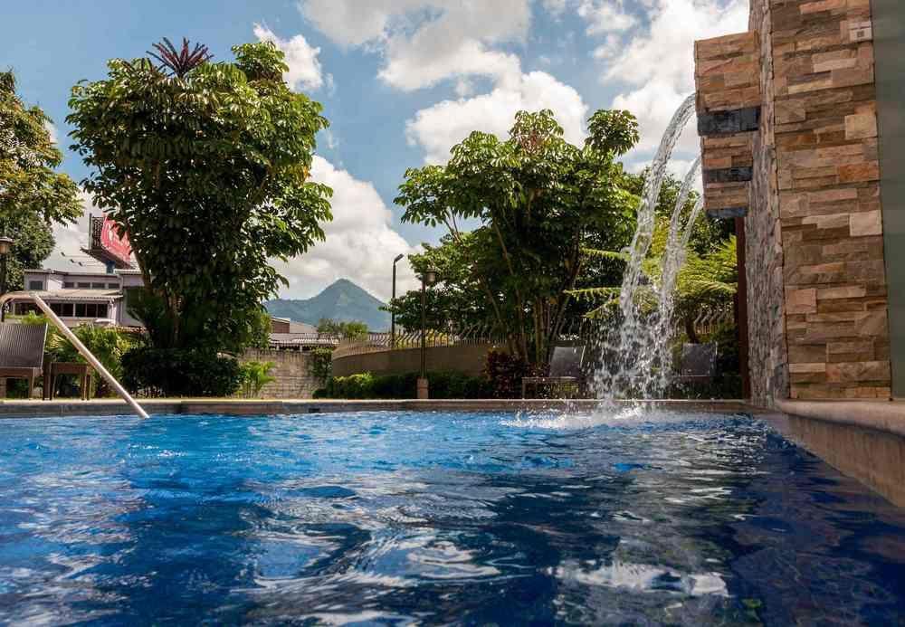 Отель Courtyard By Marriott Сан-Сальвадор Экстерьер фото